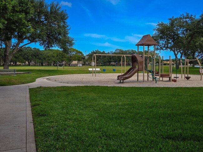 Building Photo - 606 6th Way