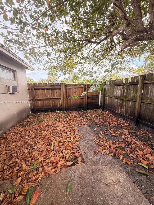 Building Photo - 4851 SW 28th Terrace