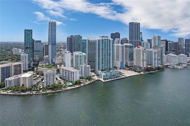 Building Photo - 1300 Brickell Bay Dr