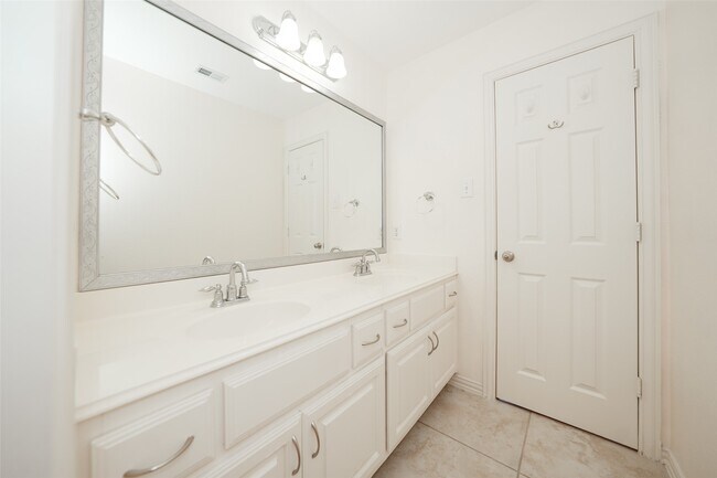 Building Photo - 4426 Greenwood Trace Ln