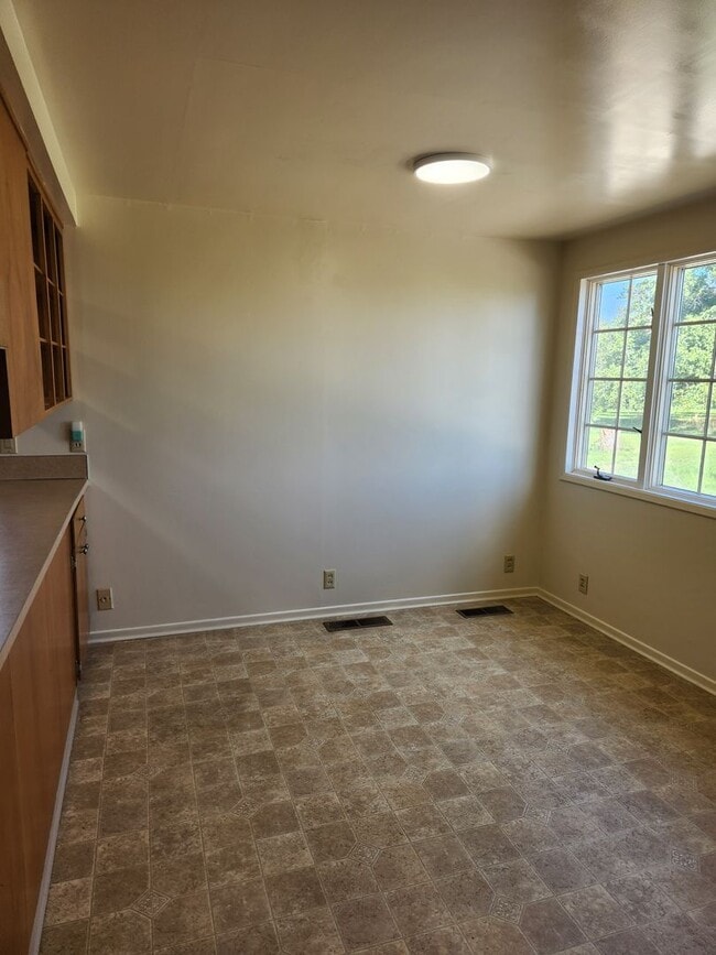 Building Photo - West Valley 3 bedroom country home with 3 bay shop