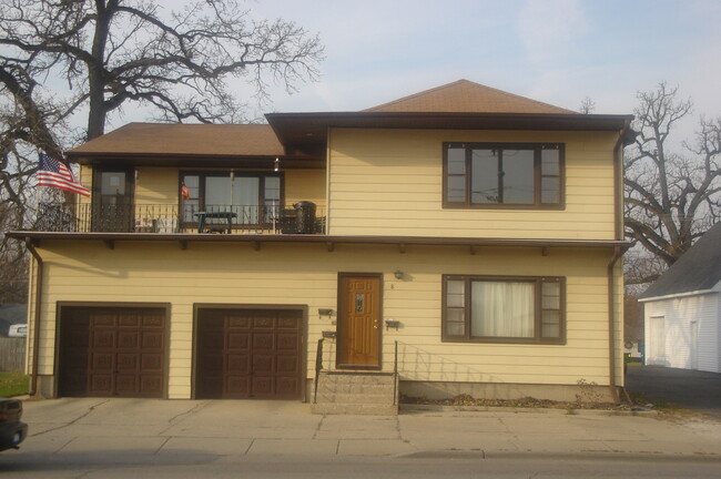 3 Unit Building 2/Locked Entrance - 8 S Lincolnway St