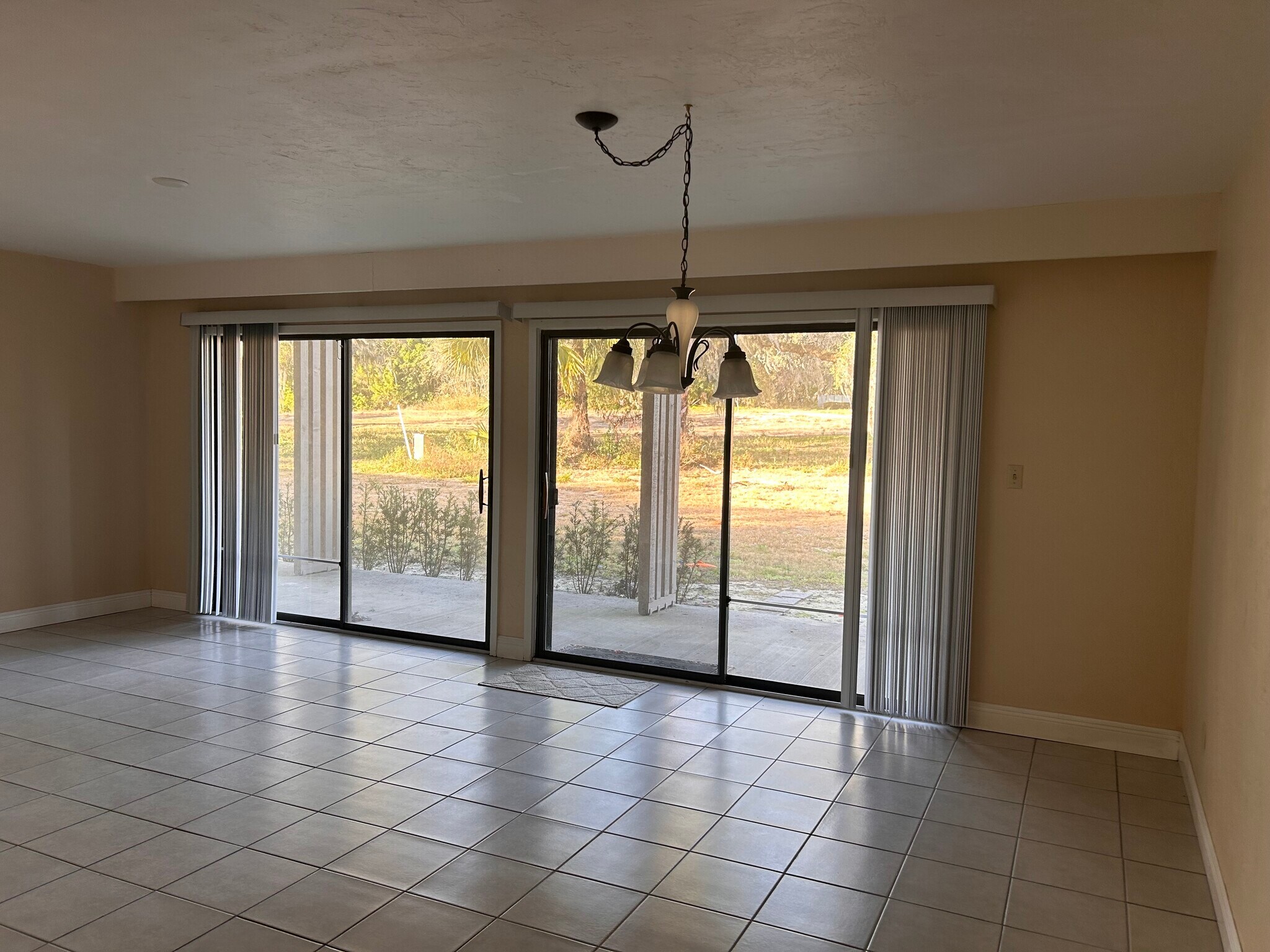 Living room/dining room - 4031 Abbey Ct