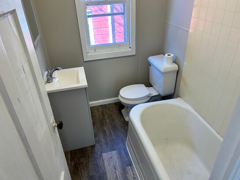 Building Photo - 16 Goebel Place