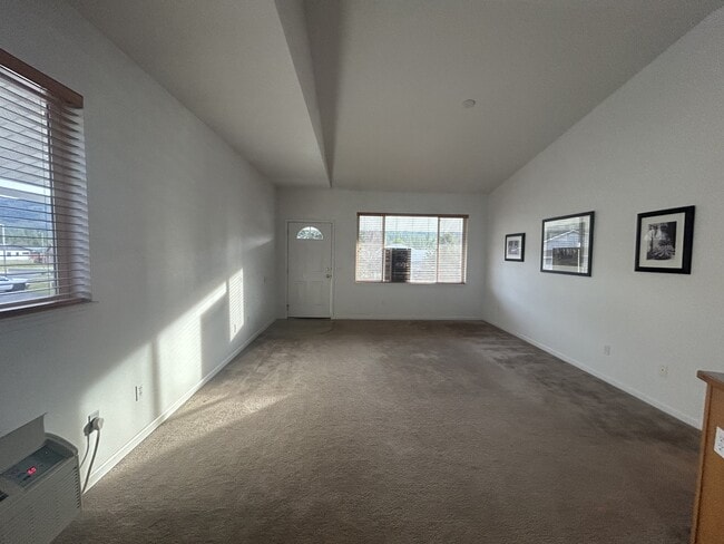 Building Photo - 15 Fairway Dr