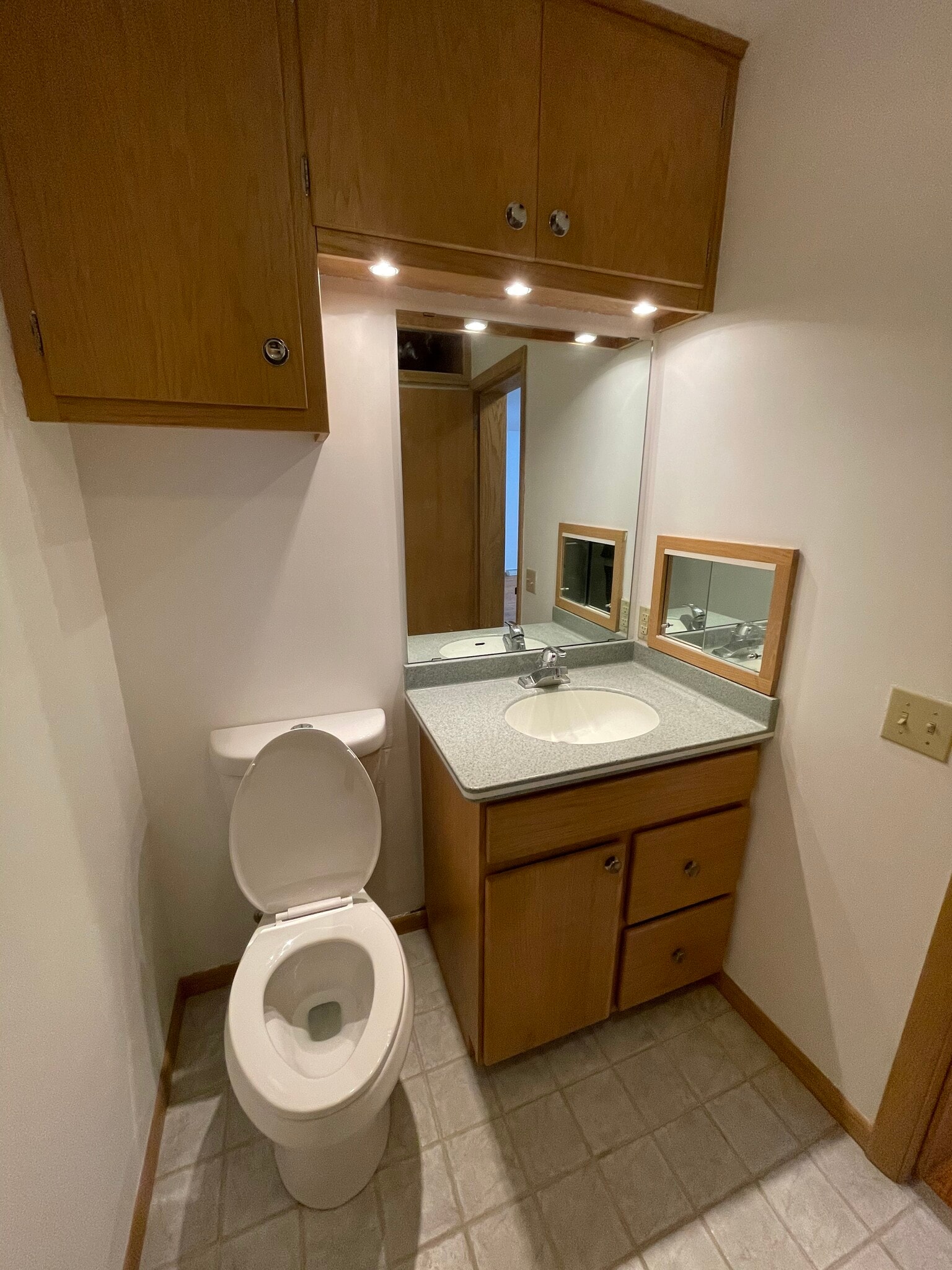 Bath 1 - 5505 Raymond Rd