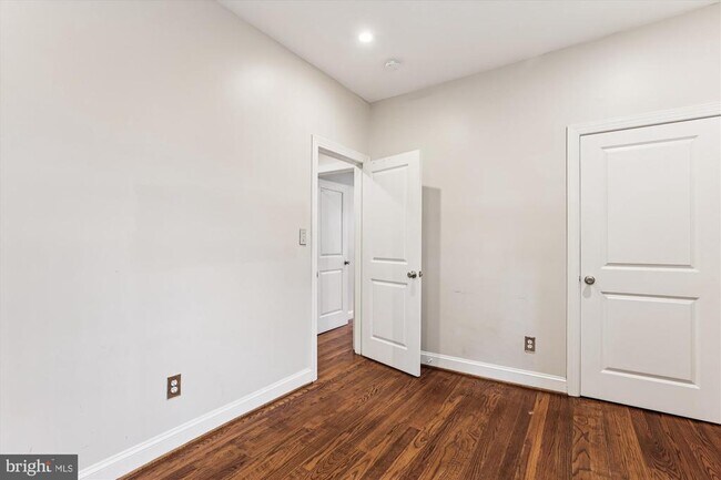 Building Photo - 1116 C St NE