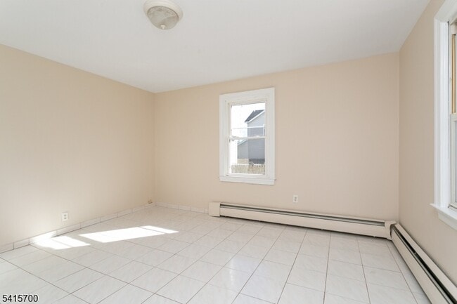 Building Photo - 27 Ashwood Ave