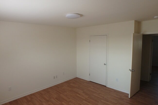 Building Photo - Four bedrooms Two bathrooms house in count...