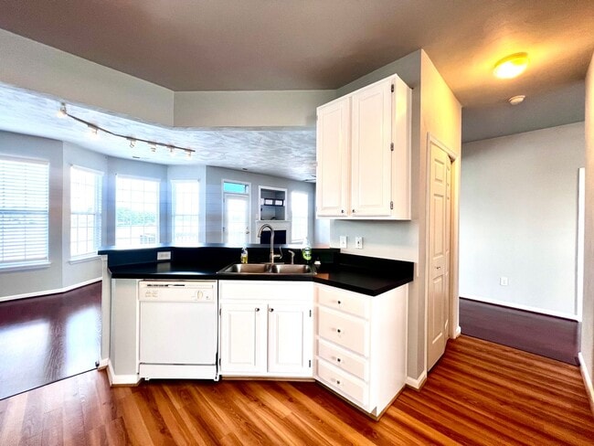 Building Photo - Charming Lakefront Townhome