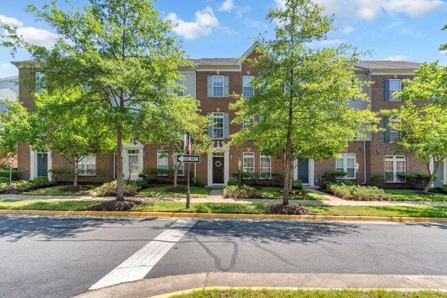 Building Photo - Beautiful 3-level 3 BR 2.5BA Townhome in P...