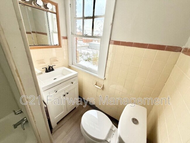 Building Photo - 866 Vankirk St