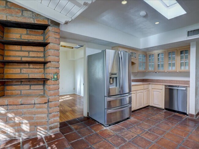 Building Photo - Enjoy stunning Catalina Mountain views fro...