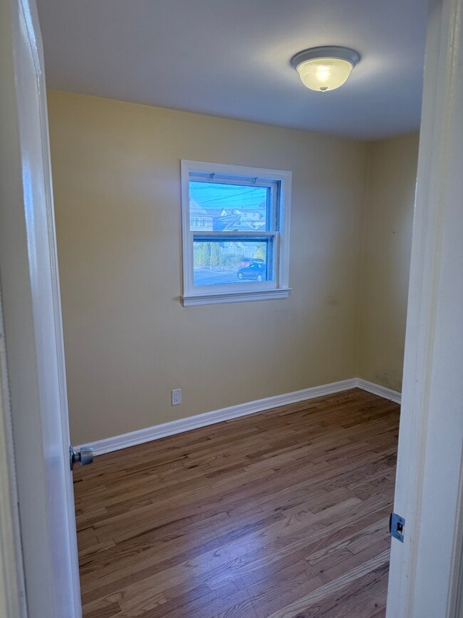 Building Photo - 21 Bellport Pl