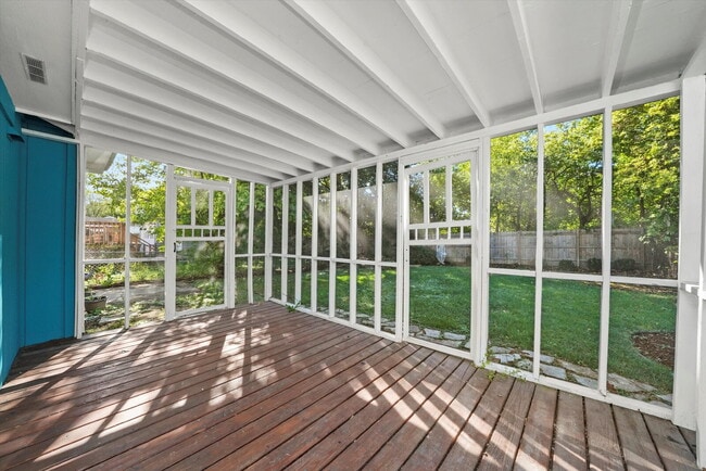 Building Photo - Updated Grayslake Home with Sunroom and Fl...