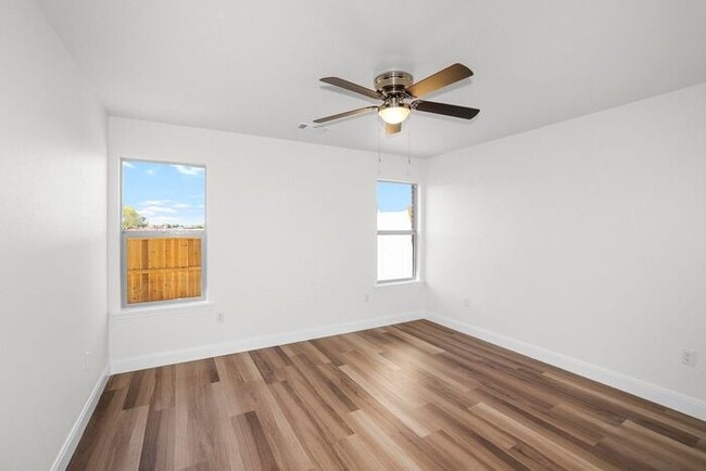 Building Photo - 7622 Woodford Ave