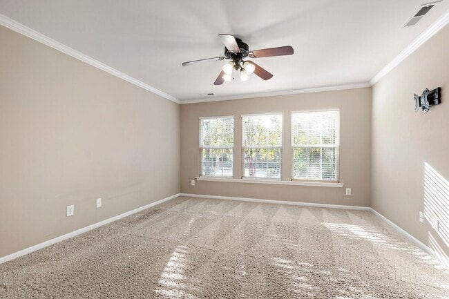 Building Photo - Charming 2-Bedroom Townhome in Desirable Remington Oaks, Cary!