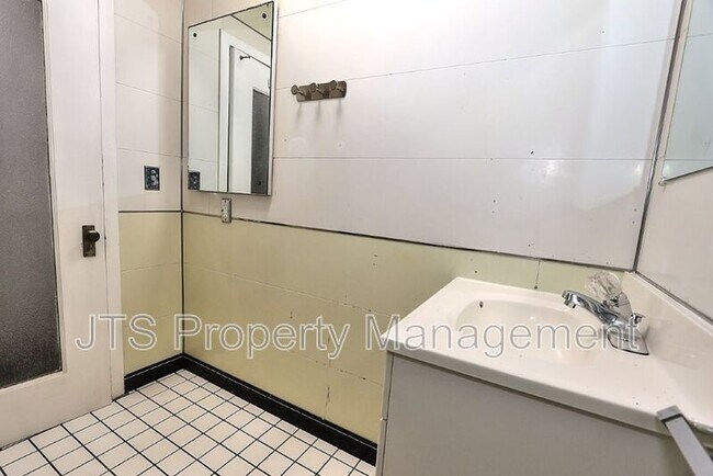 Building Photo - 1015 27th St
