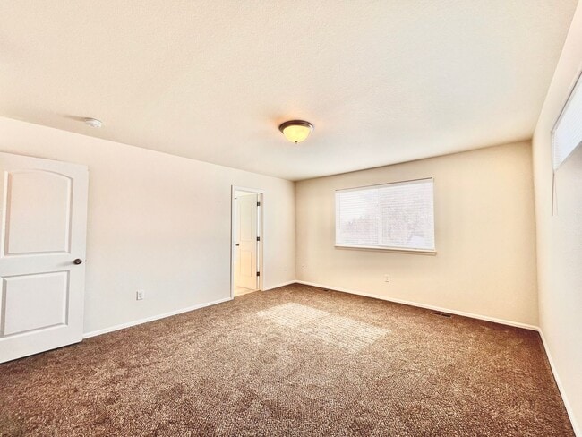 Building Photo - Spacious 3 Bedroom, 2.5 Bathroom Just South of Loveland