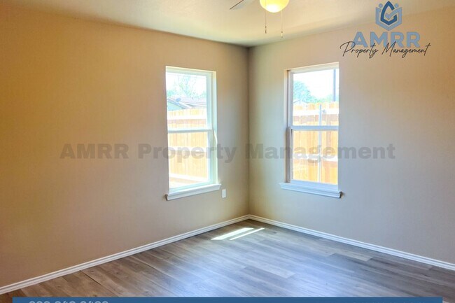 Building Photo - 1301 E 16th St