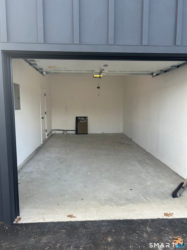 Building Photo - 31 Drive Way