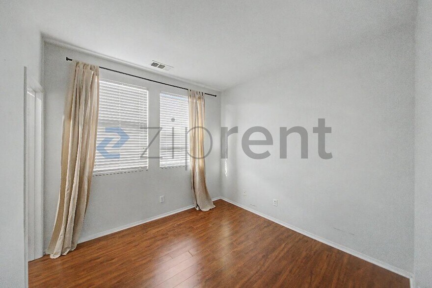 Building Photo - Unit 2