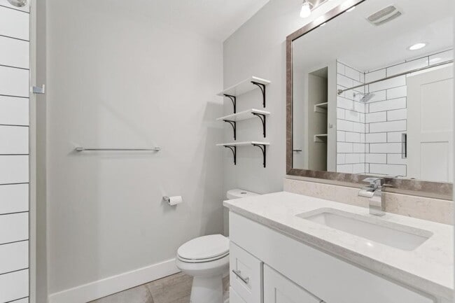 Building Photo - 1041 Yale Ave S