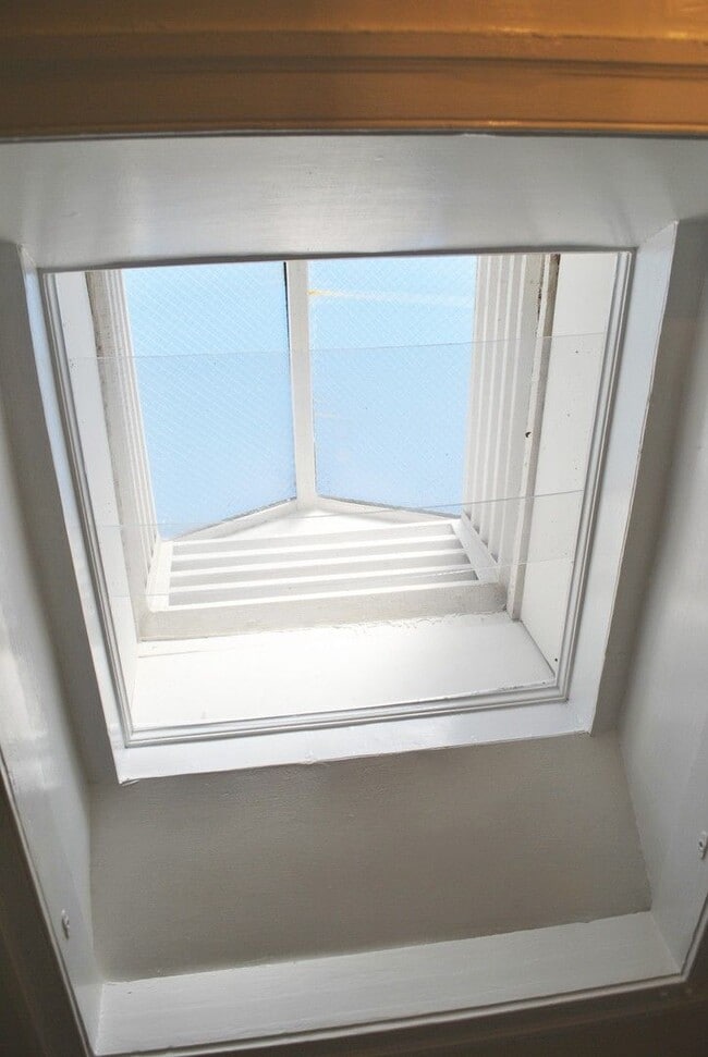 Building Photo - Georgetown near GT Medstar Hospital, Chic Rowhouse 5br/3Ba w/Yard, Deck, Parking