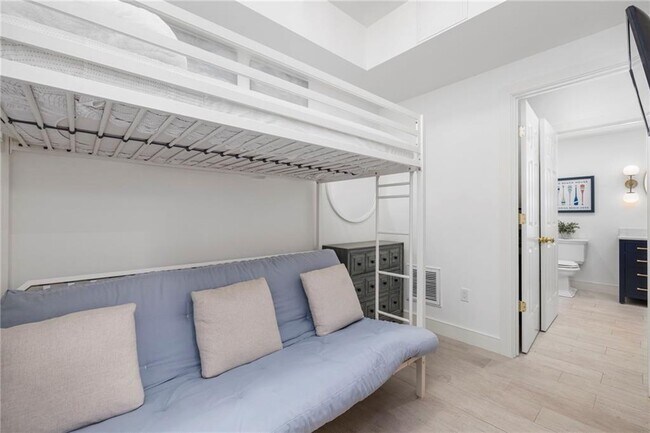 Building Photo - 36 William St