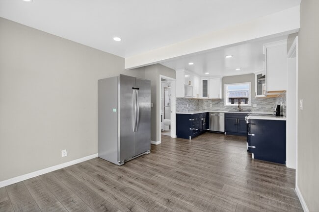 Building Photo - 42645 Newport Dr