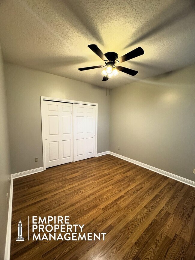 Building Photo - Move-In Special!! 1/2 Off First Month's Rent!!