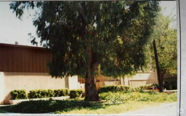 Building Photo - 915 N Vicentia Ave
