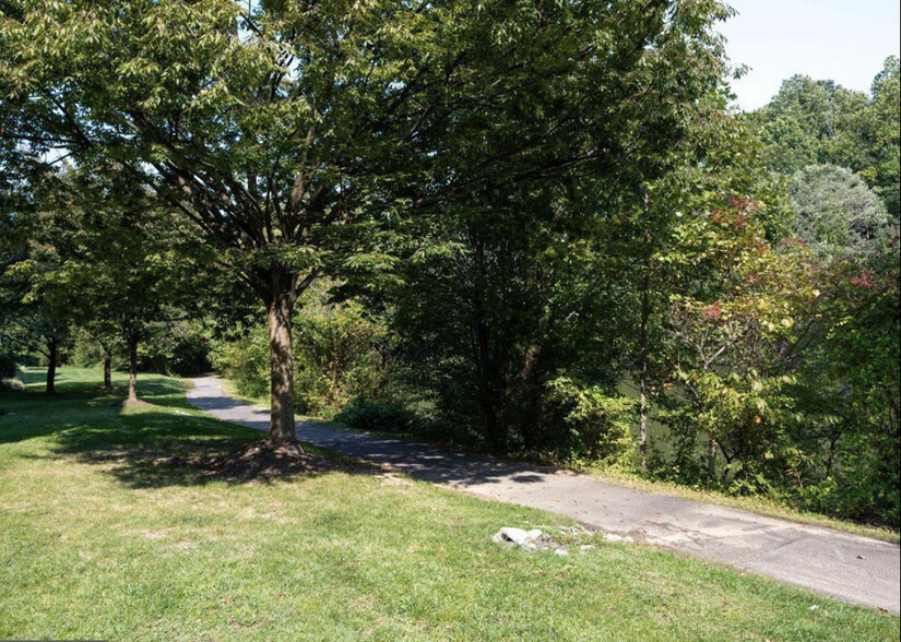 Trail around the lake! - 6529 Grange Ln
