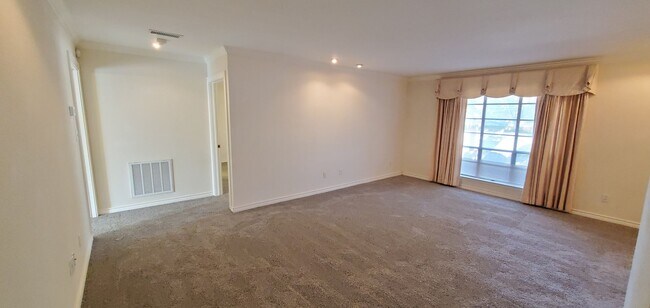 Building Photo - 10574 High Hollows Dr