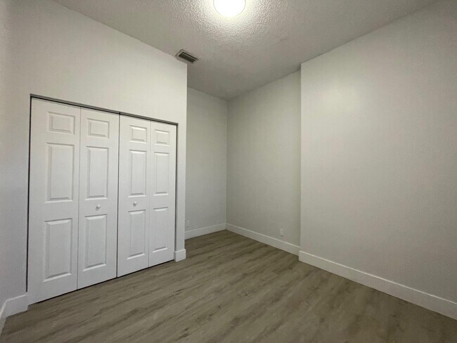 Building Photo - 4293 Laurel Ridge Cir