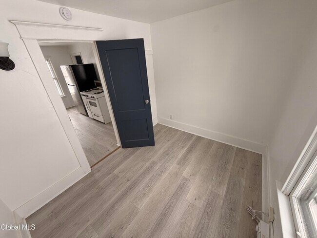 Building Photo - 15 James St