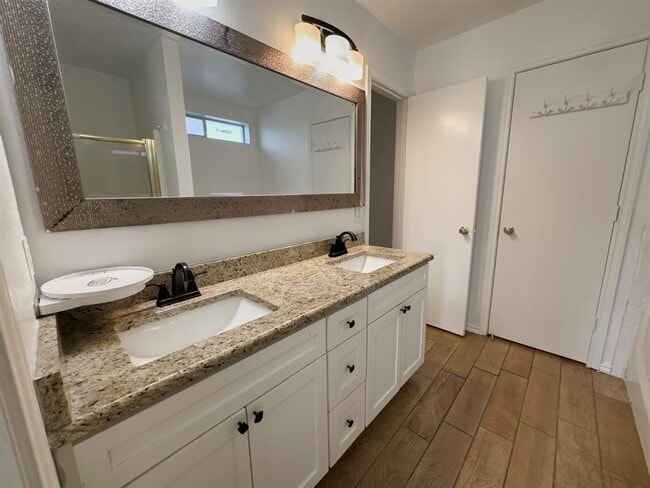 Building Photo - 3806 Fieldcrest Dr