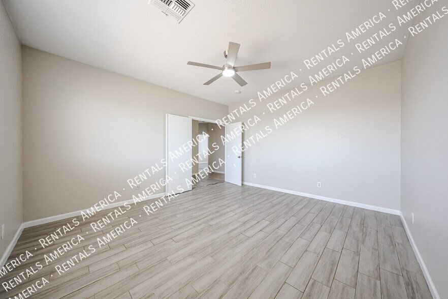 Building Photo - 3825 S 60th Dr