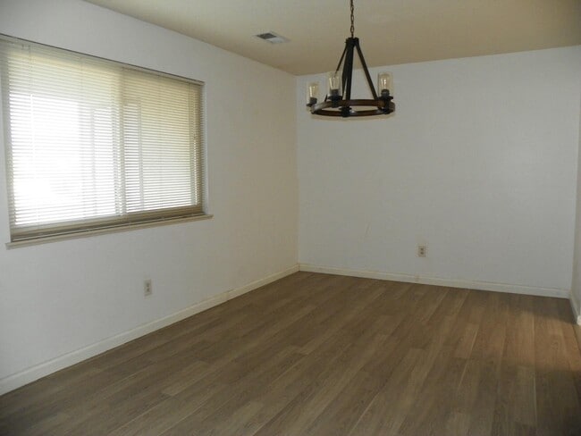 Building Photo - 823 Country Club Dr SE