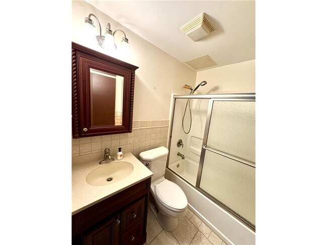 Building Photo - 1304 W Medicine Lake Dr