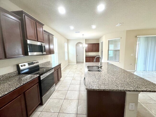 Building Photo - Large 4/3.5 Home located in Waterleigh! Do...