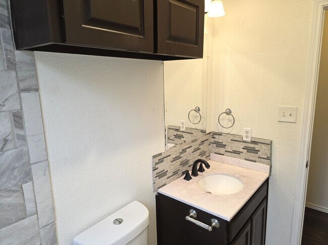 Building Photo - 1600 Hollow Tree Blvd