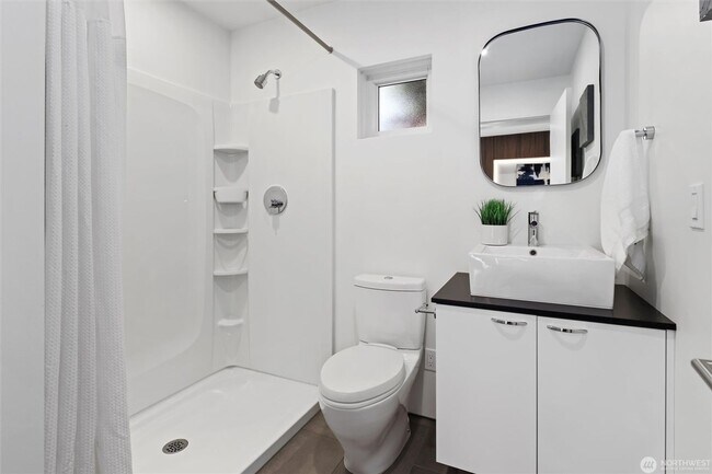 Building Photo - 6304 Lakeview Dr