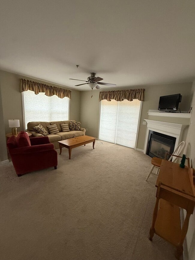 Building Photo - 2 Bedroom Condo Available for 1 Year Lease