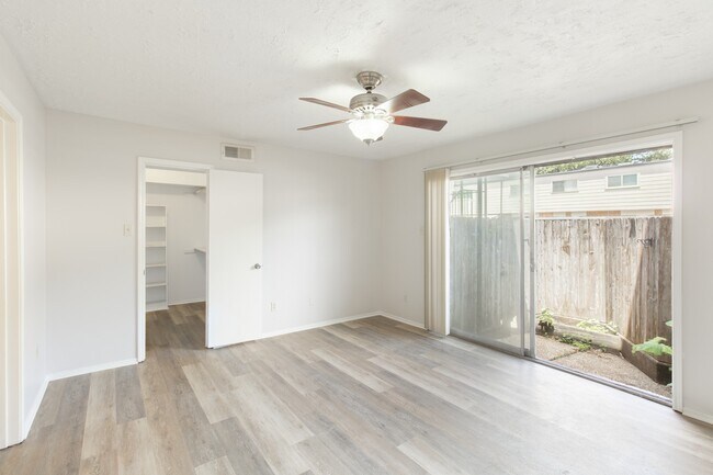 Building Photo - 429 N Post Oak Ln