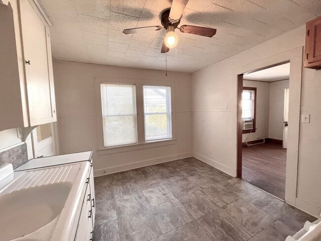 Building Photo - 714 6th Ave NW