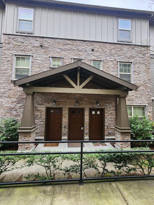 Building Photo - LEASE SPECIAL - $300 OFF 1ST MONTHS' RENT! Close To MAX!  Single Car Garage Included