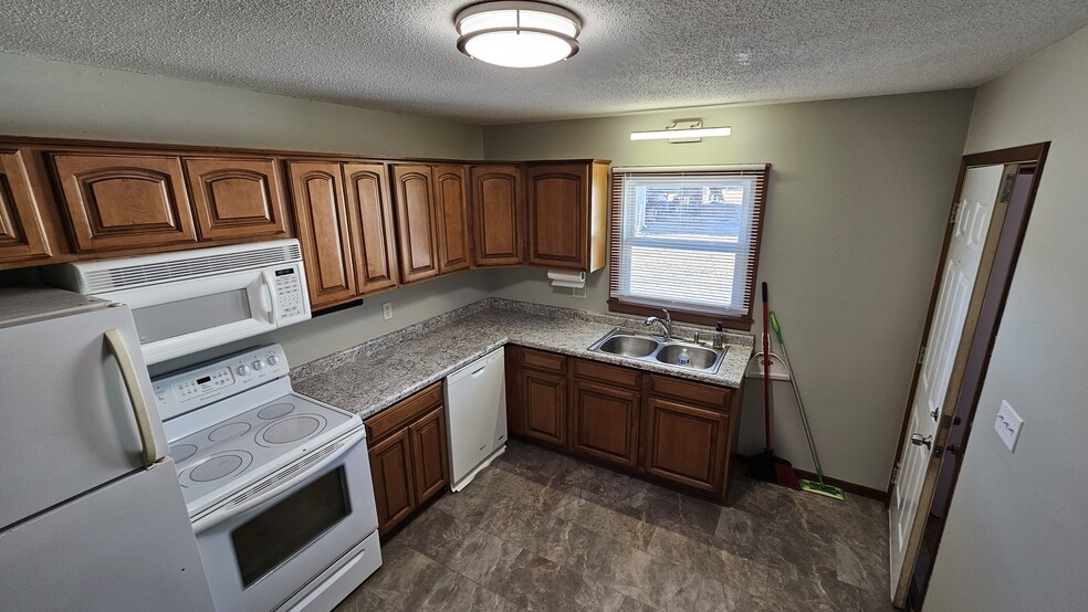 Kitchen - 3111 S Mayfair Dr