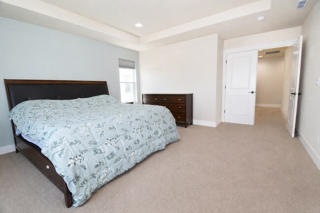 Building Photo - 402 NE 77th Ave