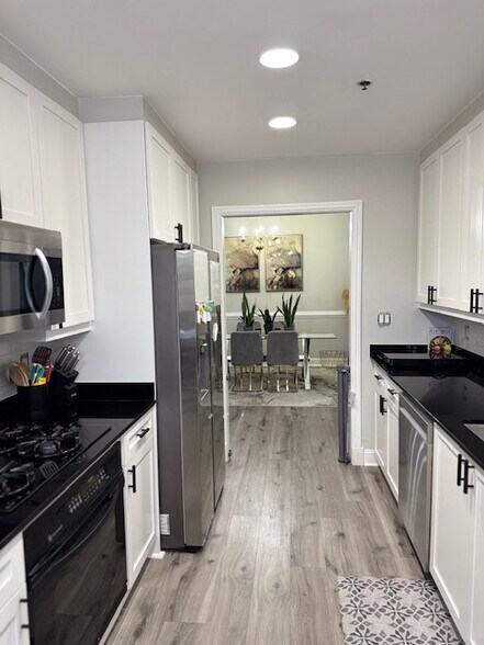 Building Photo - Room in Condo on Peachtree St NE